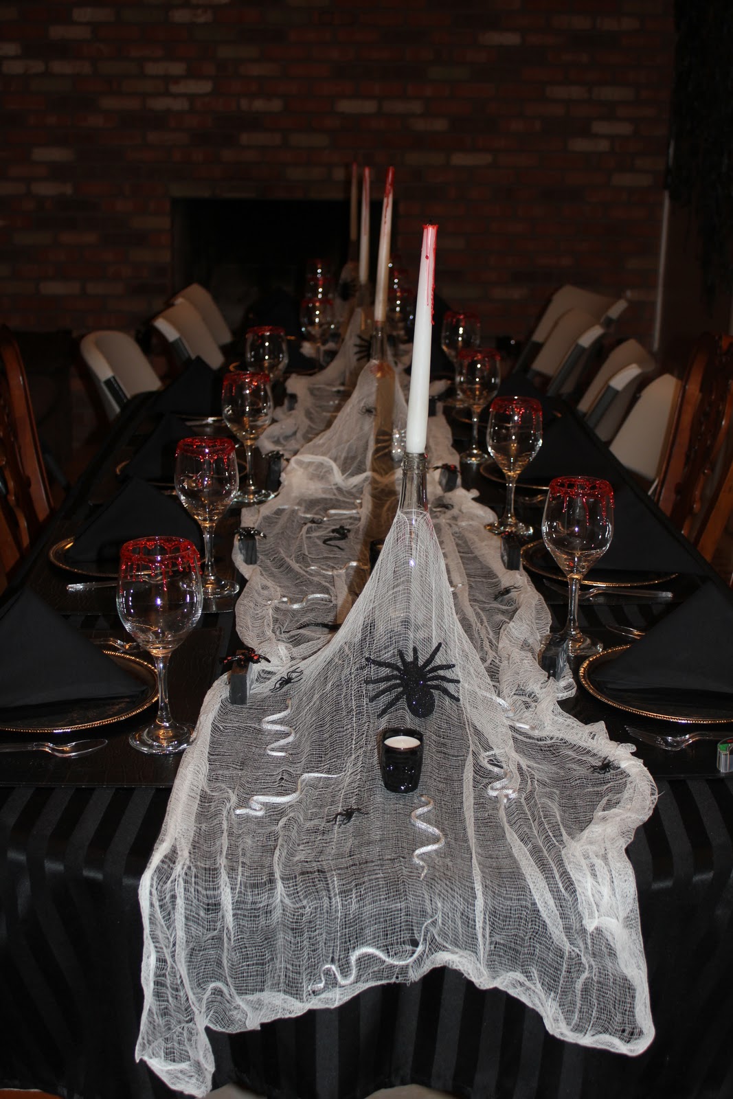 Halloween dinner party table. 