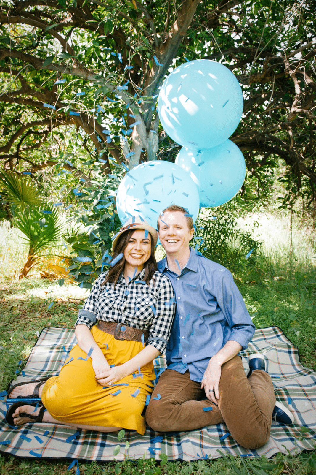 Creative gender reveal idea- this one is so easy, so cute, and is a truly original way to reveal baby's gender! 