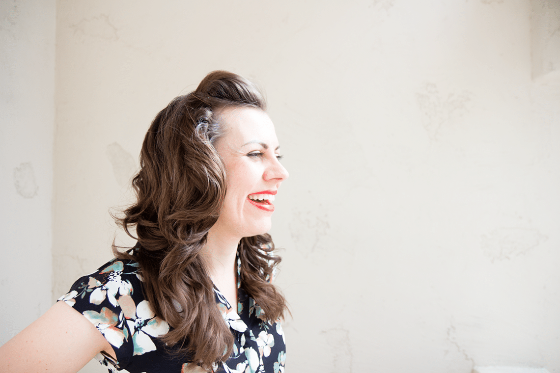 How to create vintage curls with hot rollers. 