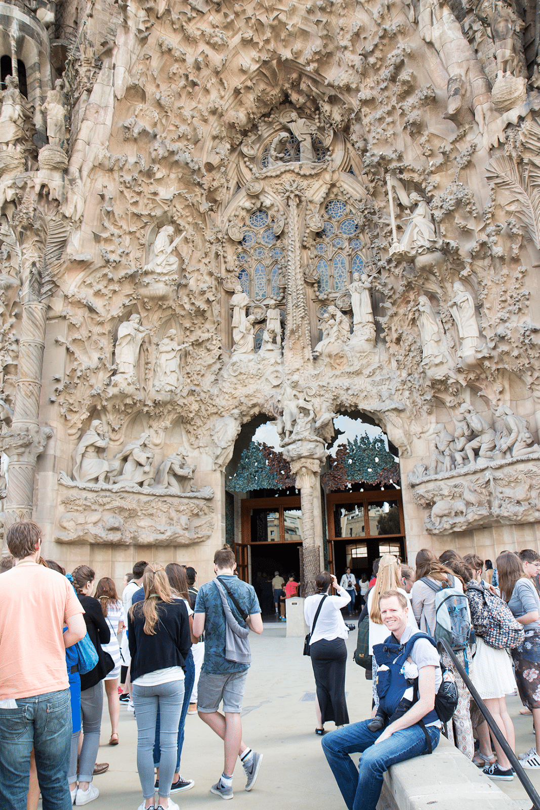La Sagrada Familia travel guide. 