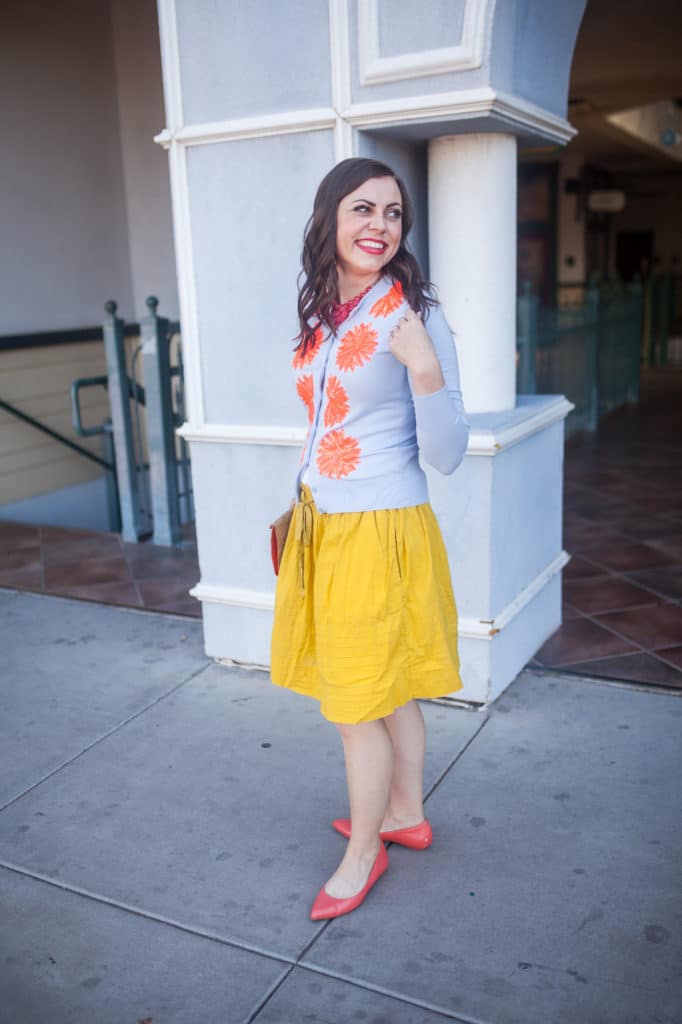 Colorful business casual outfit ideas. 