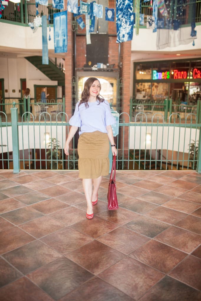 khaki skirt outfit idea.