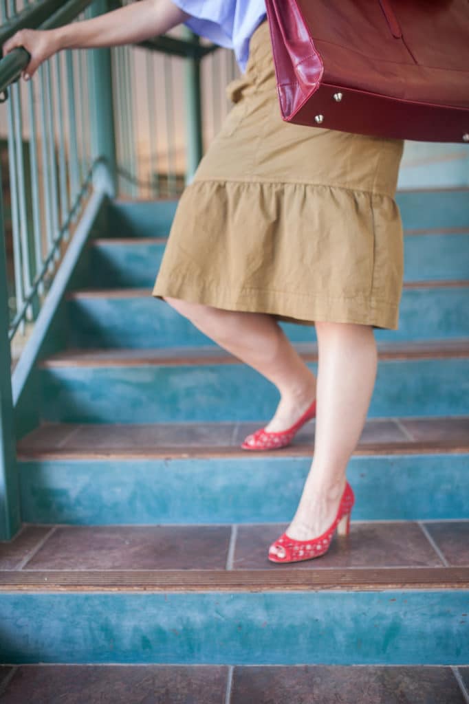 Khaki skirt outfit. 