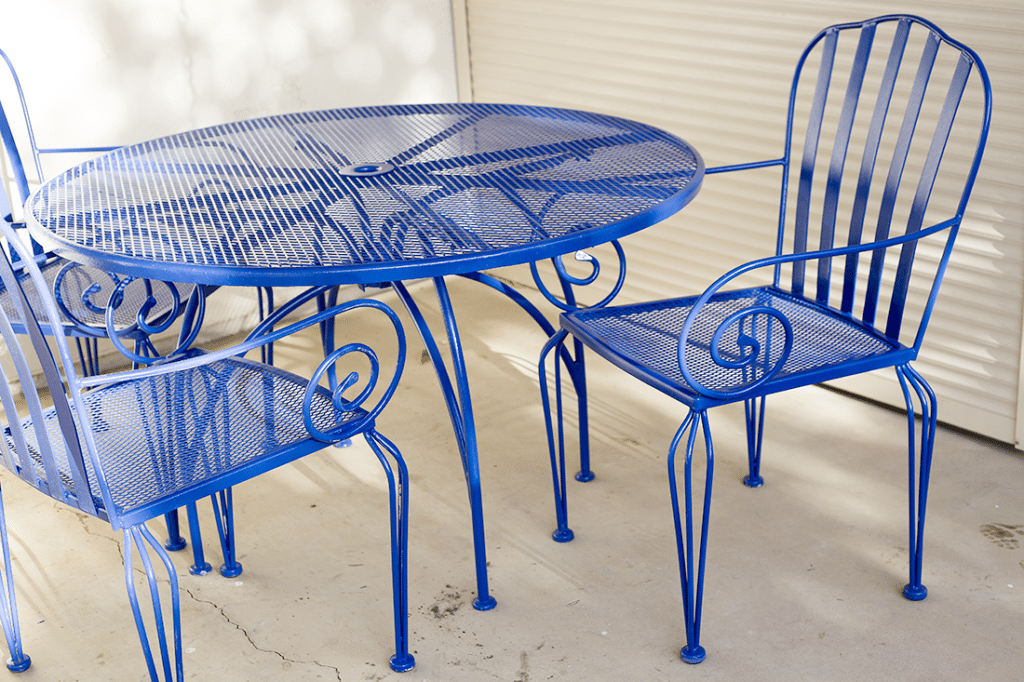 How to paint outdoor furniture. 