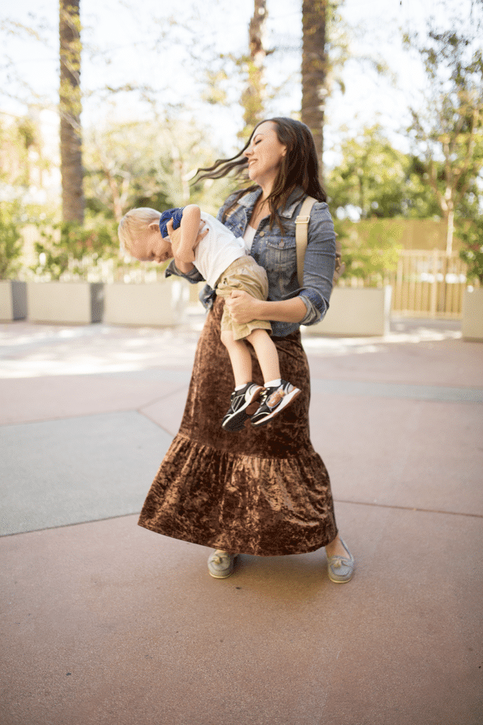 Stylish mom outfits- sharing my favorite place to find cute mom outfits that make you feel like a stylish mom with pieces that are quality and on trend- plus it has easy kid-friendly shopping centers. 