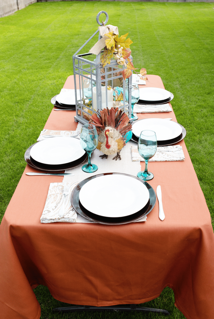 Thanksgiving Tablescape: easy and modern thanksgiving decorations idea to pull together the perfect table and pull Thanksgiving dinner off! 