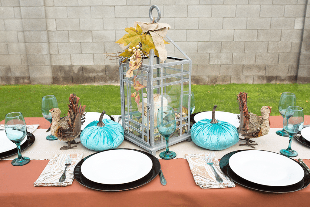 Thanksgiving Tablescape: easy and modern thanksgiving decorations idea to pull together the perfect table and pull Thanksgiving dinner off! 