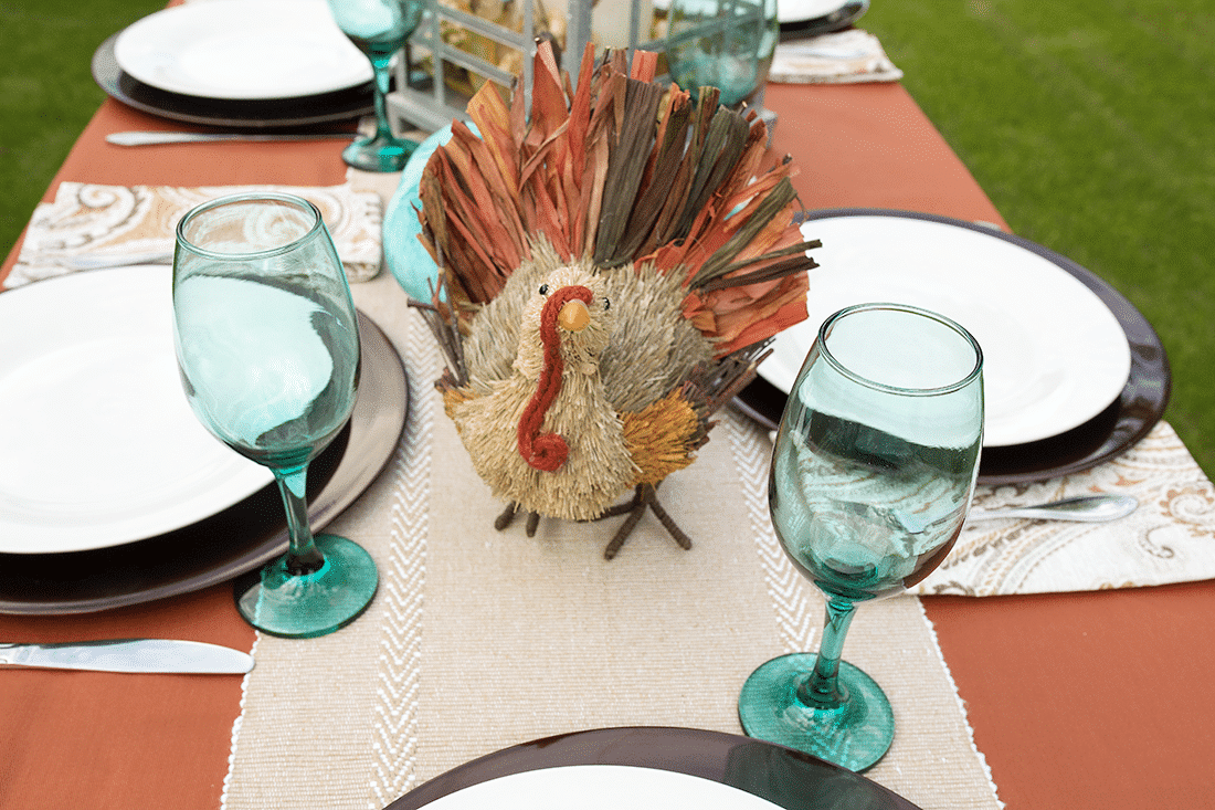 Thanksgiving Tablescapes: an easy and modern thanksgiving decorations idea and an easy way to pull Thanksgiving together
