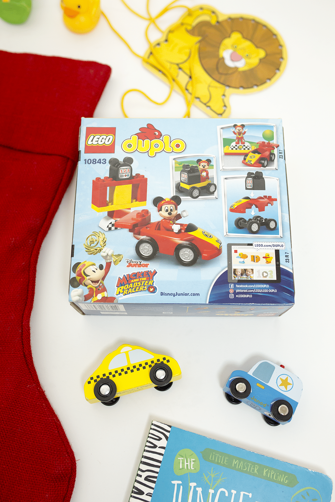 25 Amazing Stocking Stuffer Ideas for Toddlers: so many great ideas of toddler stocking stuffers that they'll play with and love! 