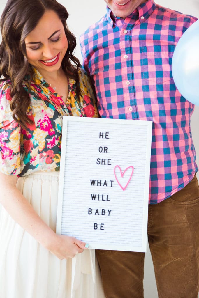 Outdoor Gender Reveal Party: Such a cute easy way to announce the baby's gender! 