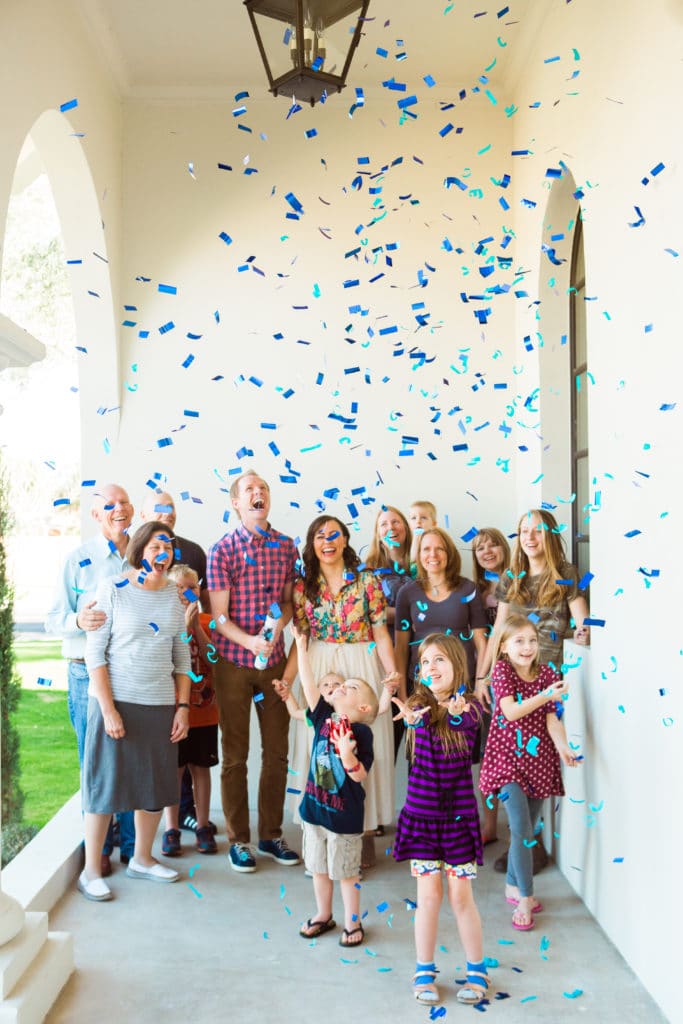 Outdoor Gender Reveal Party: Such a cute easy way to announce the baby's gender! 