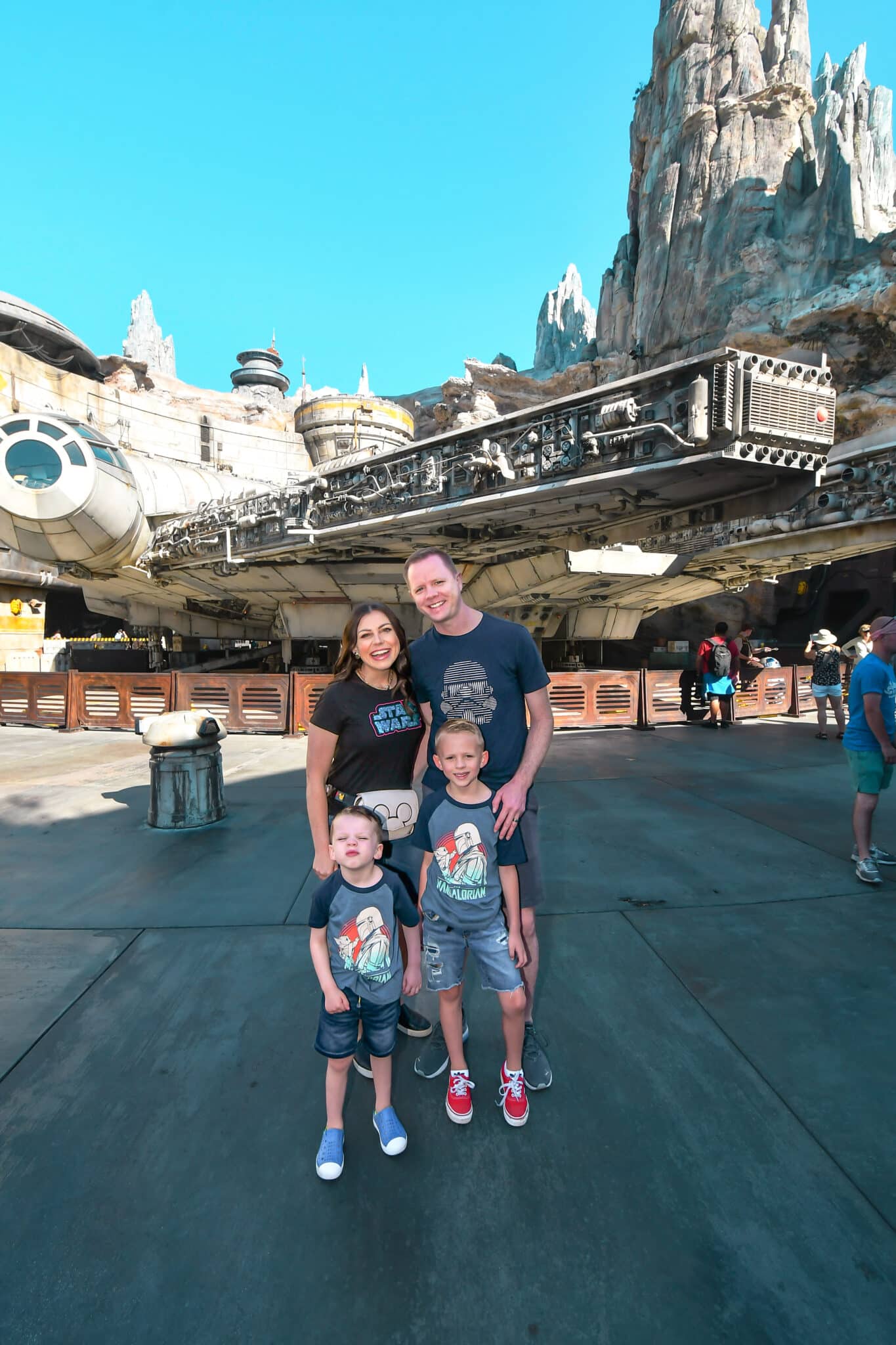 Disneyland Photo Ideas with a family photo in Star War's Land. 