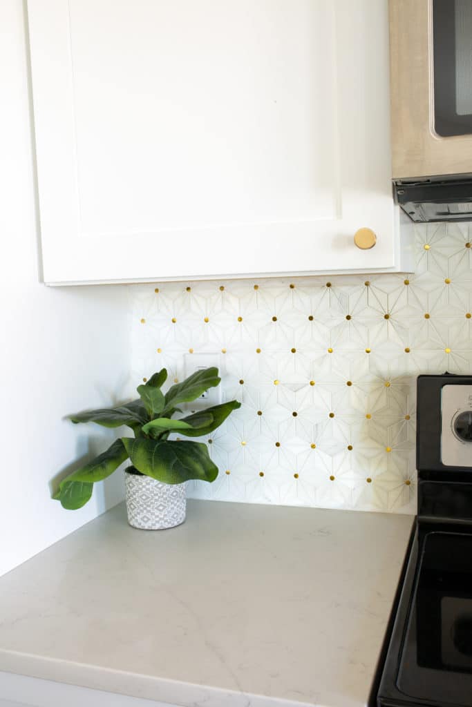 Kitchen Backsplash with White Cabinets