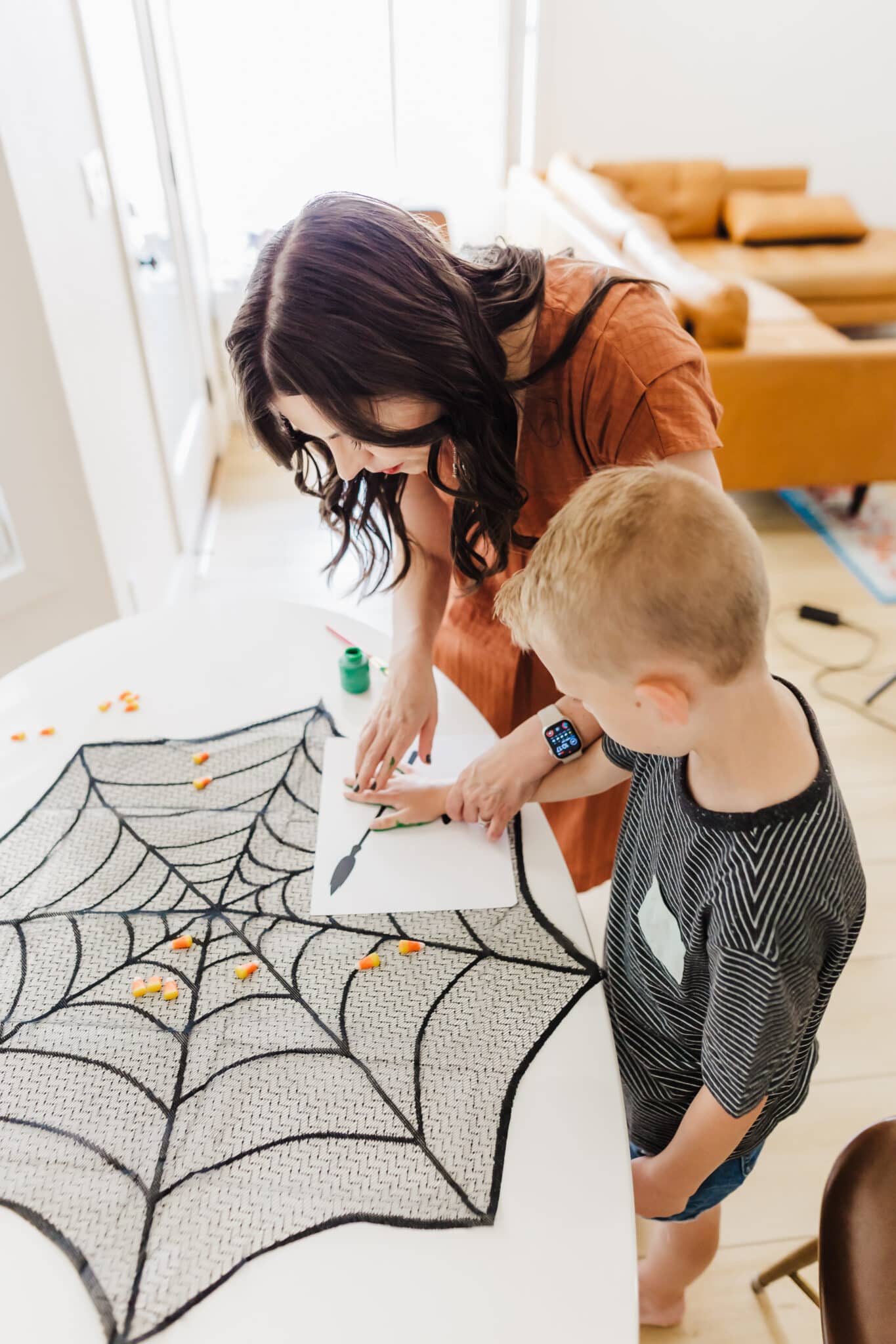 Halloween Handprint Craft for Kids Tutorial. 