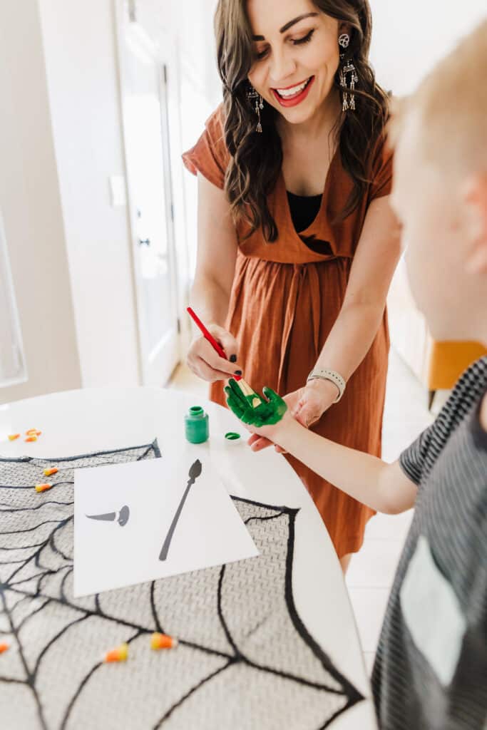 Handprint Halloween craft with free printable. 