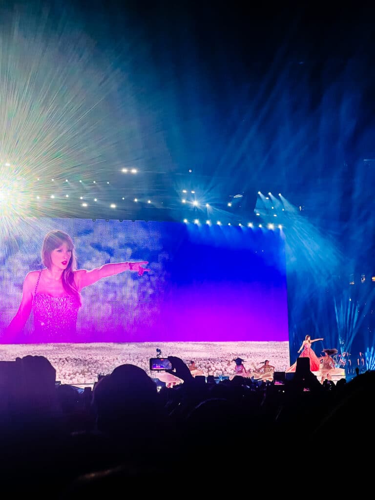 https://fridaywereinlove.com/wp-content/uploads/2023/03/Taylor-Swift-Eras-Tour-3-768x1024.jpg