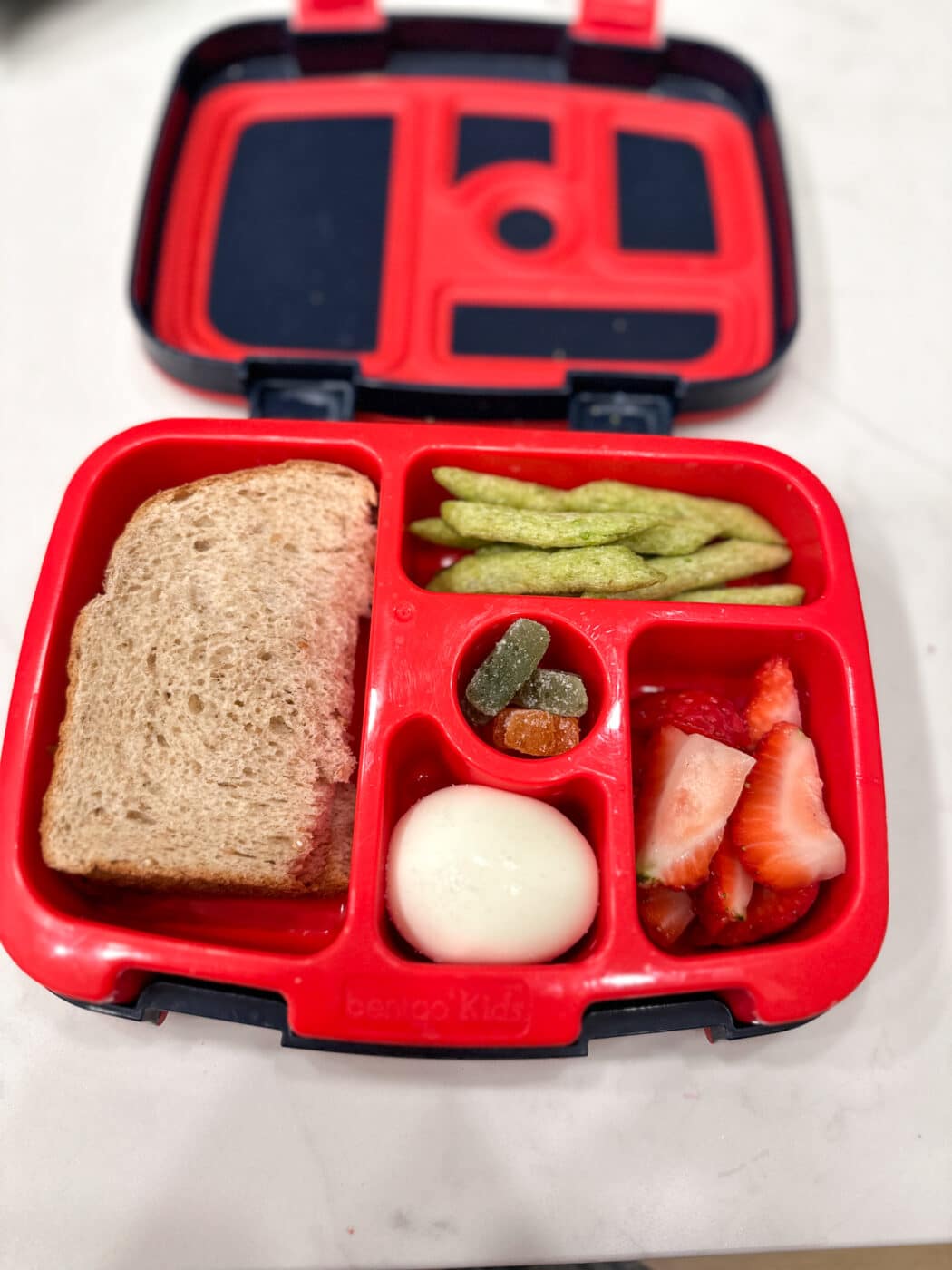 Bentgo - Lunch just tastes better when it's in our Bentgo Classic lunch box  😍 This is the perfect bento-style lunchbox for anyone and everyone in the  fam! 🍱 ✨In @gatestecuiulia's Classic