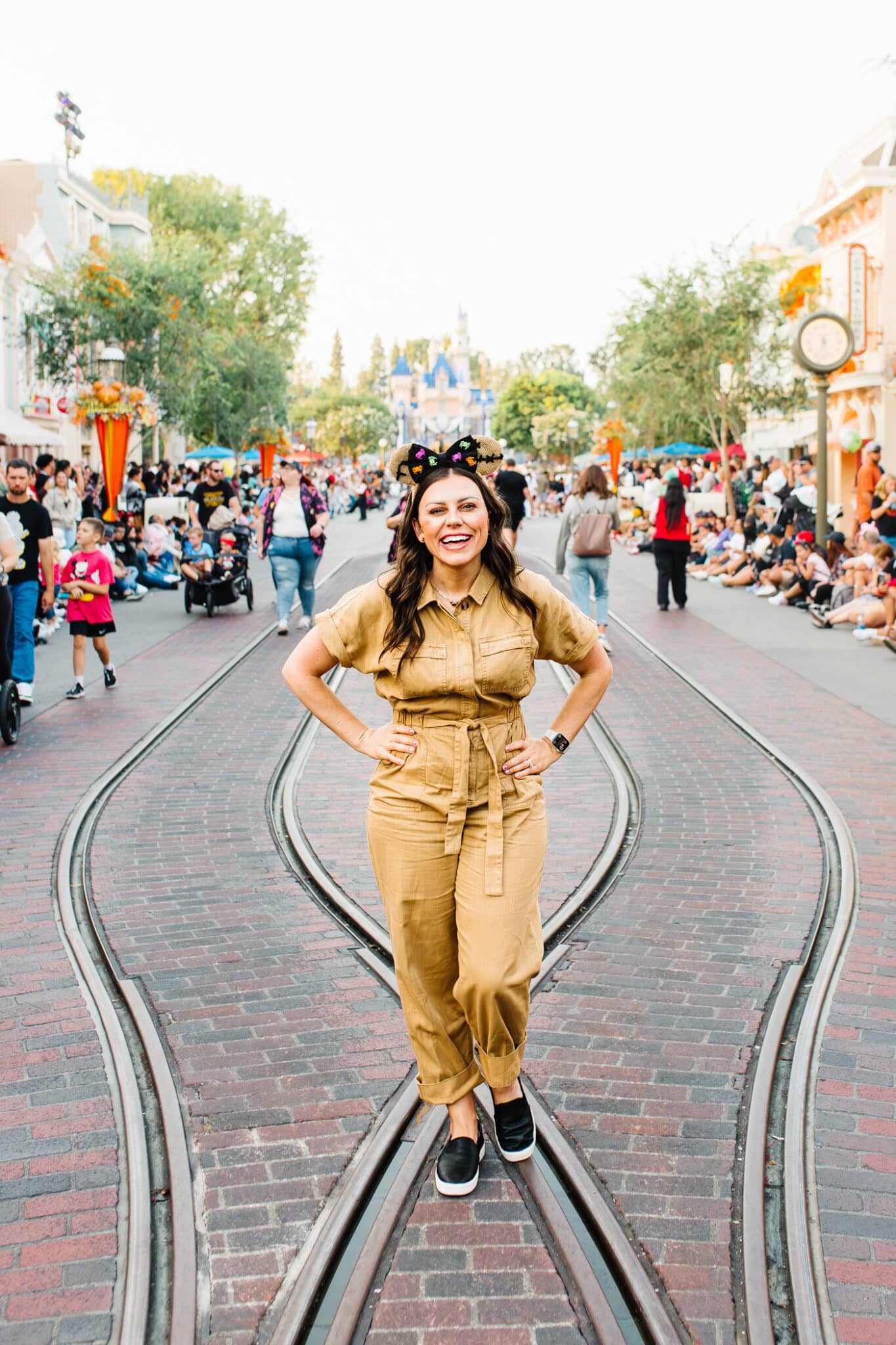 Disney bound outfit example woman wearing an Oogie Boogie Disney bound outfit. 